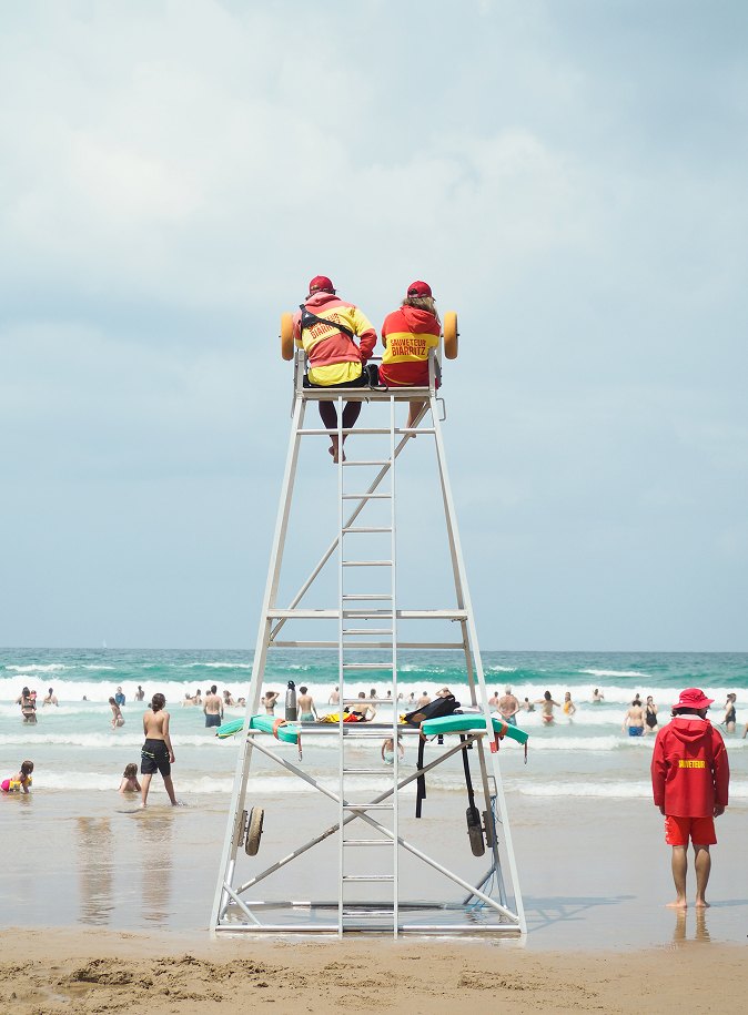 Fotografía: torre de socorristas en la playa