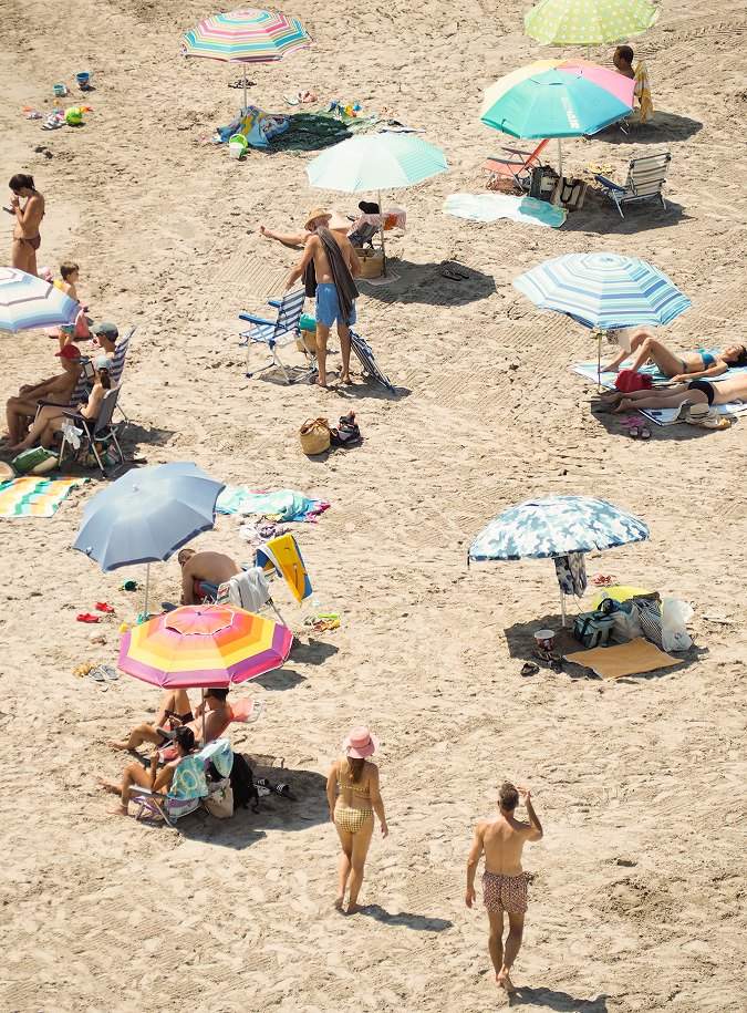 Fotografía: playa con sombrillas desde arriba