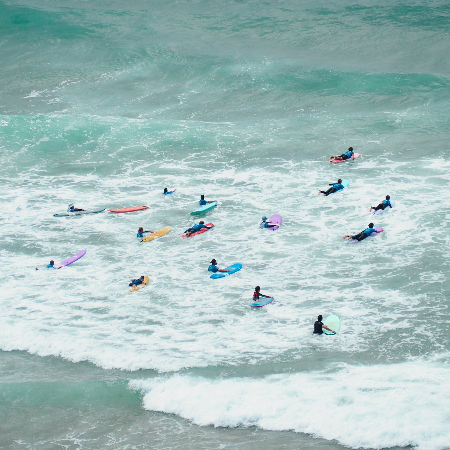 Fotografía: surfistas entre la espuma de las olas