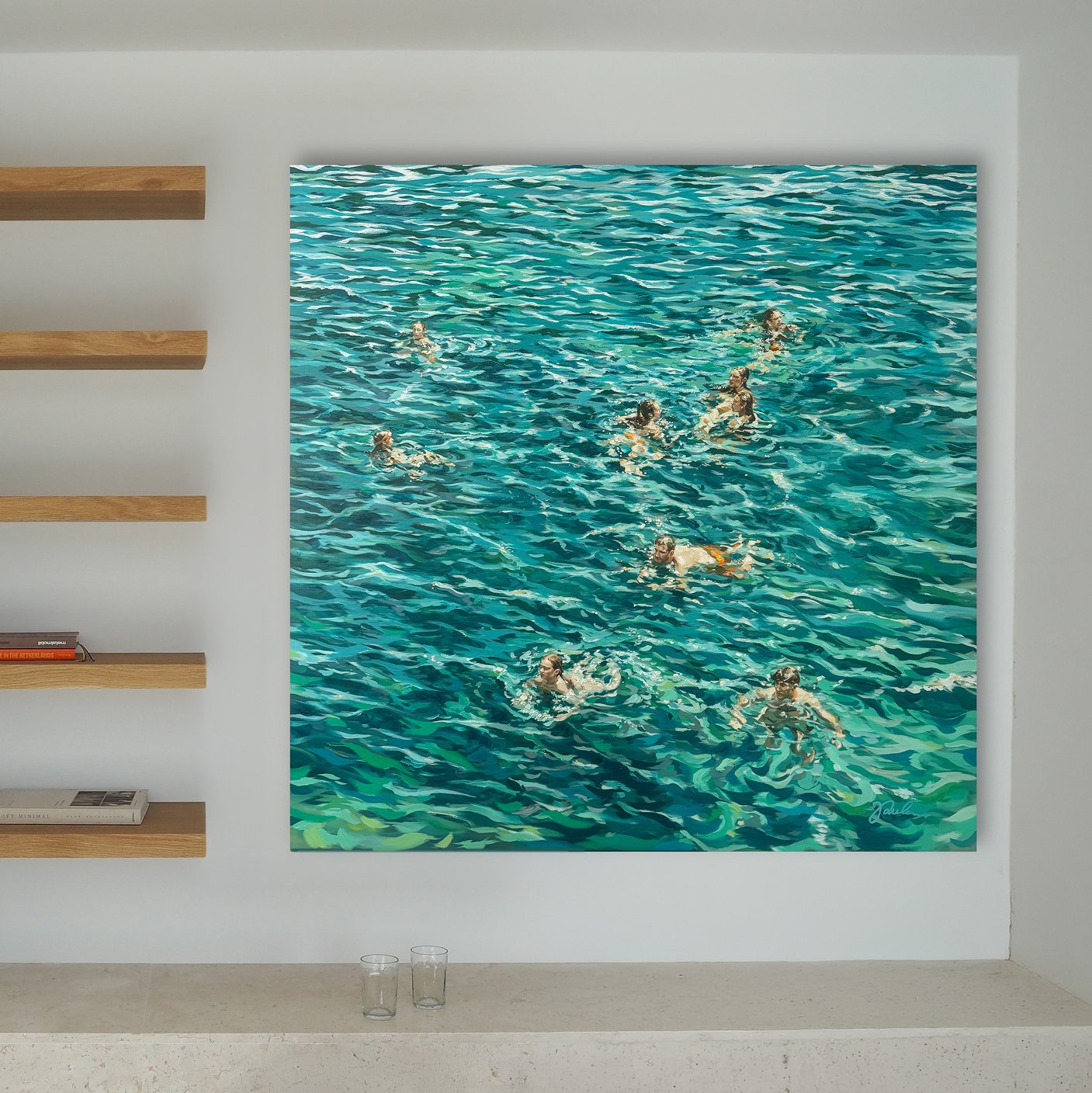 Pintura de bañistas colgada en una sala